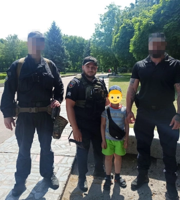 Черкаські патрульні розшукали хлопчика, який зник з двору будинку