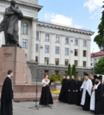 Біля памʼятника Шевченку у Луцьку відзначили 162 роковини перепоховання його праху