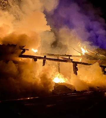 У селі на Рівненщині хлів згорів, а легковик врятували