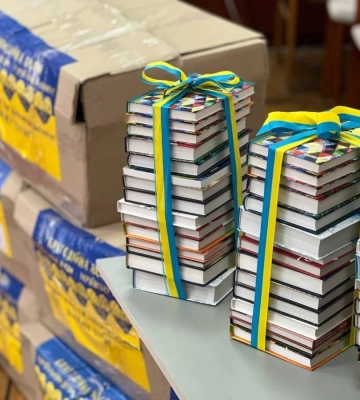 Бібліотекам Рівненщини передали 2 з половиною тисячі українських книг