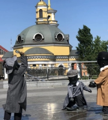 У столиці малюків-засновників Києва переодягли на честь відомих персонажів Артура Конана Дойля. Фото
