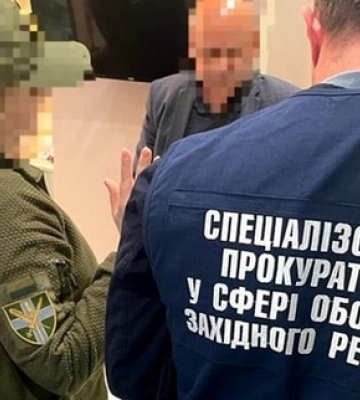 Зловили «на гарячому»: на Волині працівниця військкомату взяла хабар 