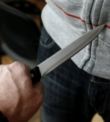 В Днепре пырнули ножом в живот 17-летнего парня