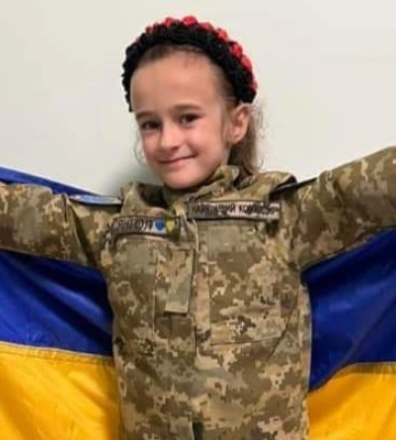 Піксель і позивний &quot;Янгол&quot;: семирічній волонтерці з Рівного побратими її загиблого батька передали однострій