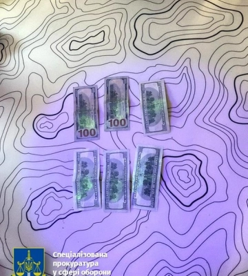 Зловили «на гарячому»: на Волині працівниця військкомату взяла хабар 