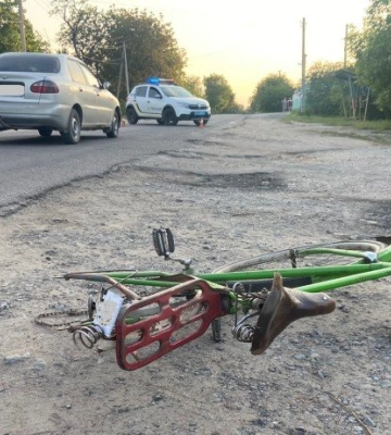 На Одещині автомобіль збив велосипедиста, його госпіталізували з травмами