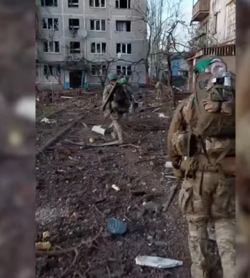 &quot;Через разбитый, но непокоренный город&quot;: бойцы ССО ВСУ показали уничтоженный Бахмут (видео)