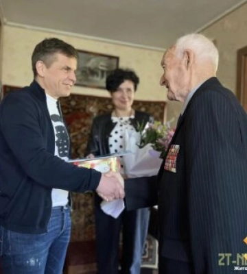 У Житомирі вітали з 100-літнім ювілеєм ветерана Другої світової війни Кирила Семенова