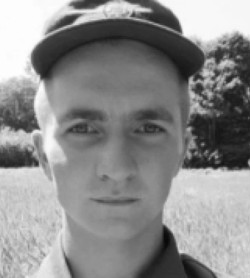 У Сарнах пoпрoщaються з 20-річним бійцeм, який пoліг на Луганщині