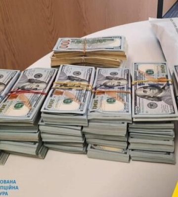 Слідчі НАБУ знайшли ще приблизно пів мільйона доларів, що фігурують у справі ексголови Верховного суду Князєва. ФОТОрепортаж
