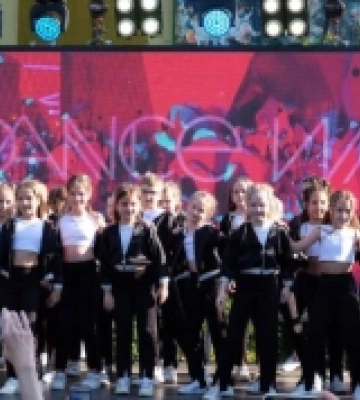 У Рівному на благодійному концерті студії Dance way зібрали 400 тисяч гривень для ЗСУ. ФОТО
