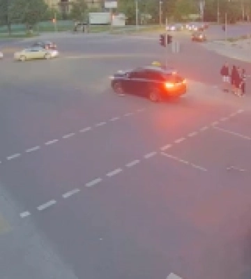 BMW знесла паркан: показали момент ДТП на Соборності у Луцьку (відео)
