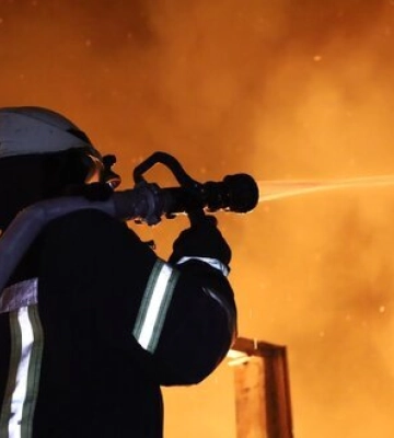 Внаслідок падіння уламків виникла пожежа на даху багатоповерхівки у Дніпровському районі Києва (оновлено)