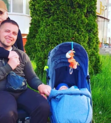 «Їхали, а повсюди лежали трупи»: історія переселенця на інвалідному візку, який переїхав до Луцька з двома дітьми