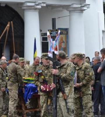 В День Героїв у Полтаві попрощалися з воїнами Юліаном Матвійчуком та В'ячеславом Родіоновим
