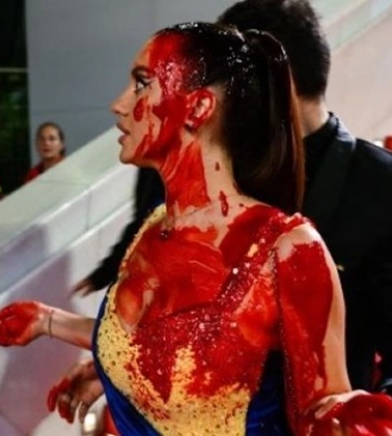 Українка облила себе "кровʼю" на Каннському кінофестивалі