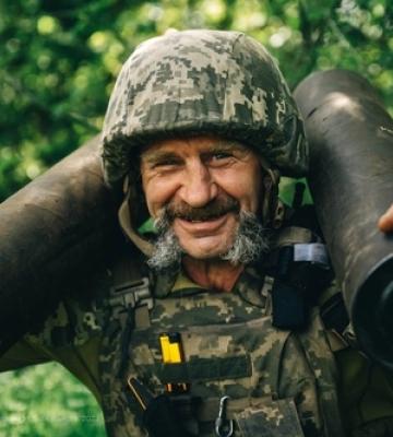 Фронтові кадри луцького фотографа-воїна запостив Зеленський 