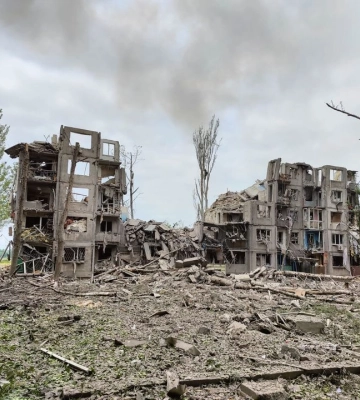 Окупанти вдарили по Авдіївці, під завалами багатоповерхівки залишаються люди (ФОТО)