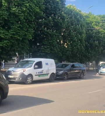 У Луцьку водій «мерседеса» врізався в авто «Волиньобленерго»