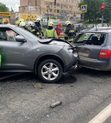 У Харкові зіткнулися автобус і кілька легковиків