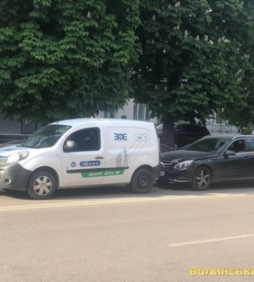 У Луцьку водій «мерса» врізався в авто «Волиньобленерго» 