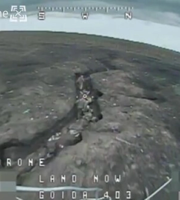 Український FPV-дрон залітає в окоп із російськими військовими. ВIДЕО