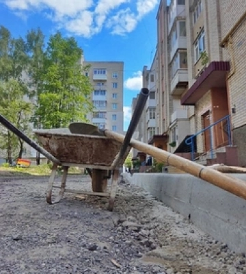 Вкладають бруківку і формують клумби: в Луцьку на проспекті Відродження ремонтують двори (фото, відео)