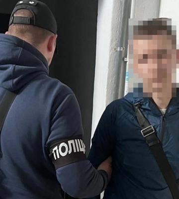 Поліціянти в Києві шантажували розшукуваного переданням львівській поліції