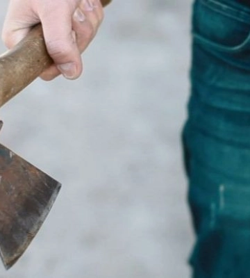 У Києві чоловік під час сварки намагався вбити дружину сокирою