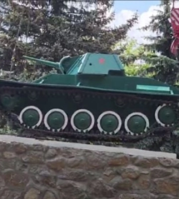 У Мелітополі загарбники зняли з постаменту танк-пам&#039;ятник