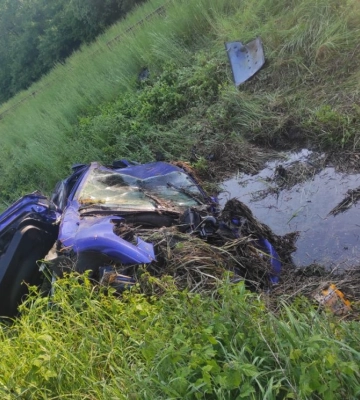 На Львівщині легковик під час ДТП вилетів з дороги: пасажир загинув, водій поранений (ФОТО)