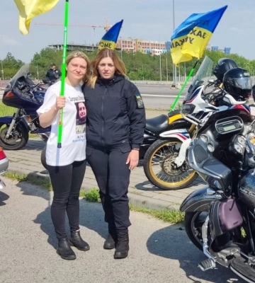 Звільнена з російського полону прикордонниця взяла участь у мотопробігу на честь захисників Маріуполя