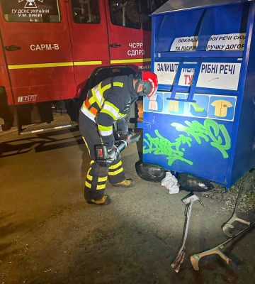 В Киеве спасатели помогли подростку, застрявшему в контейнере для сбора вещей. Фото