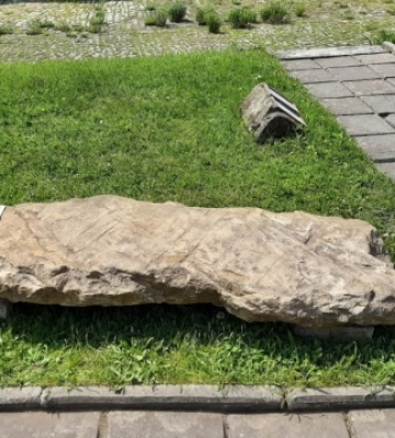 Музею в Кам’янці-Подільському передали стелу-менгір доби бронзи