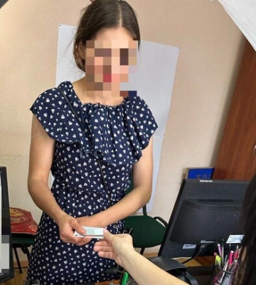 Ніколи не вчилася: у Дніпрі дівчина отримала перший паспорт за 22 роки