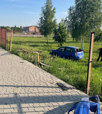 BMW знесла паркан: показали момент ДТП на Соборності у Луцьку. Відео