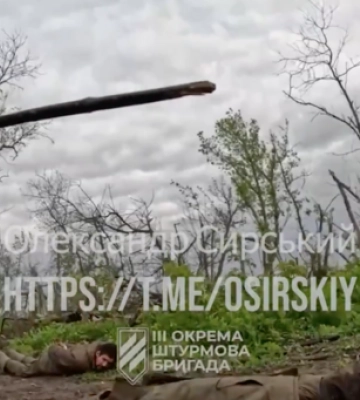 У захисників на флангах Бахмута є успіхи: Сирський показав відео з полоненим найманцем