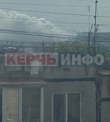 Окупаційна влада закрила Кримський міст, над переправою видніється дим 
