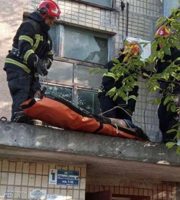 На Дніпропетровщині жінка вижила після падіння з вікна багатоповерхівки