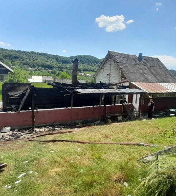 Закарпатські рятувальники вберегли від знищення житловий будинок