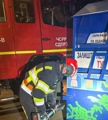 У Києві з металевого контейнера витягли дитину