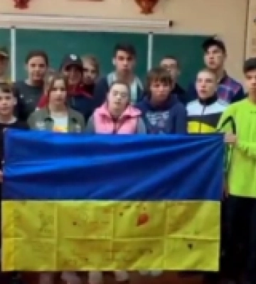 Волинські поліцейські разом зі школярами складали сухпайки для захисників