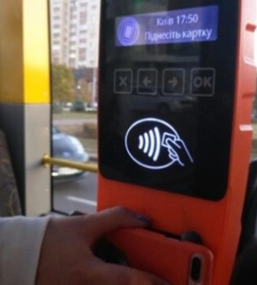 У київських маршрутках тестують систему безконтактної оплати