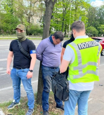 Ежемесячно – по 10 тысяч гривен: в Киеве чиновник шантажировал руководителя СТО