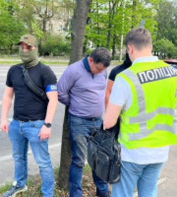 У Києві посадовця РДА викрили на одержанні хабара в 10 тисяч гривень за “дозвіл” на діяльність СТО