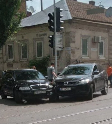У Соборному районі Дніпра зіштовхнулися Mazda і Skoda: рух частково ускладнено