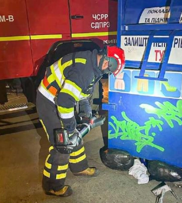 Підліток заліз у контейнер для збору речей: визволяти довелося рятувальникам