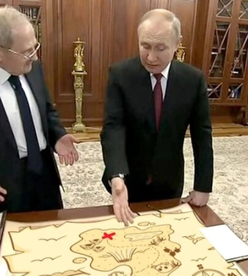 «А что там с Крымом в 17 веке?». Соцсети высмеяли радость Путина, которому показали карту «без Украины»