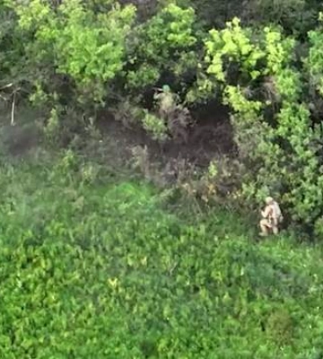 Біля Бахмута ЗСУ атакують позиції окупантів впритул до їхніх бліндажів: потужне відео