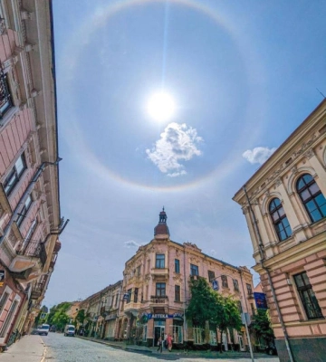 У Чернівцях сфотографували рідкісне оптичне явище - гало навколо Сонця